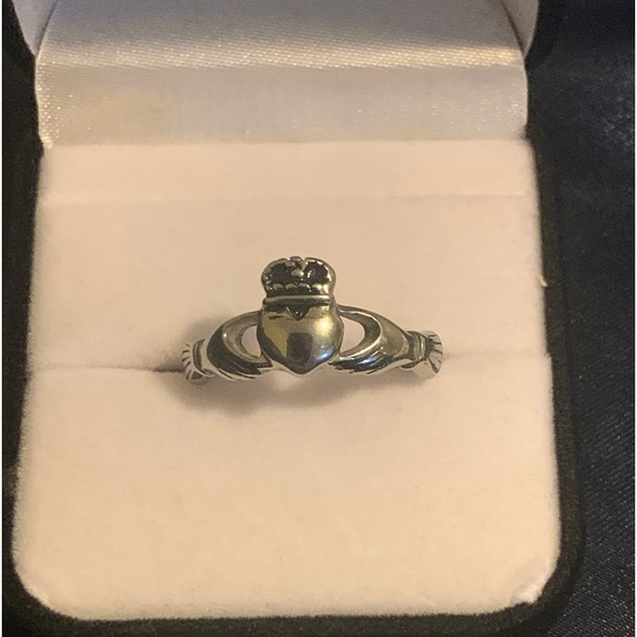 💚🖤COMPLETELY UNIQUE ONYX COLOURED CLADDAGH RING IN SIZE 8.5🖤💚 - Picture 2 of 4
